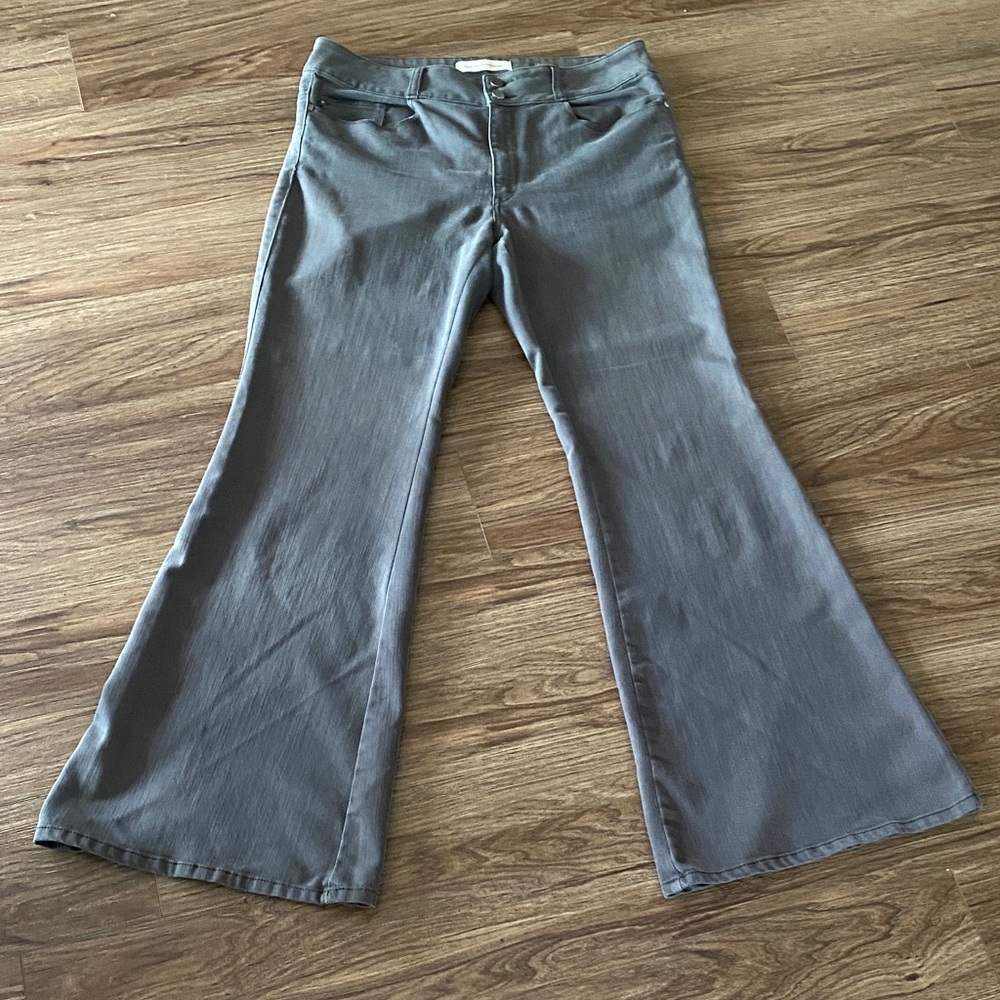 Pilcro and the Letterpress Jeans Flare Leg Anthropologie Size 32 stretch. Gray